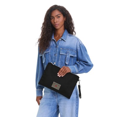 THE TRAVEL POUCH